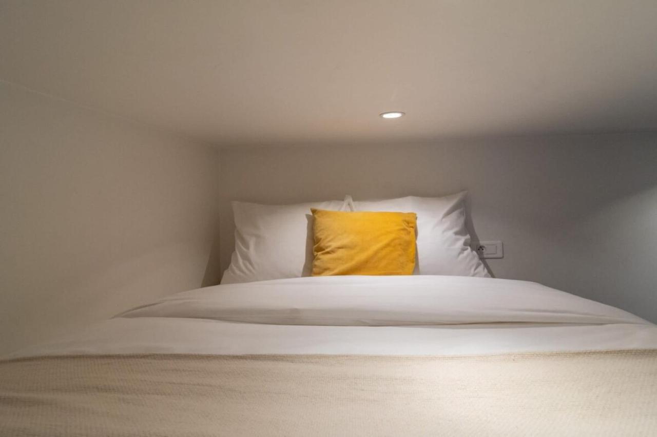 Center - Superb Studio Ideally Located! *