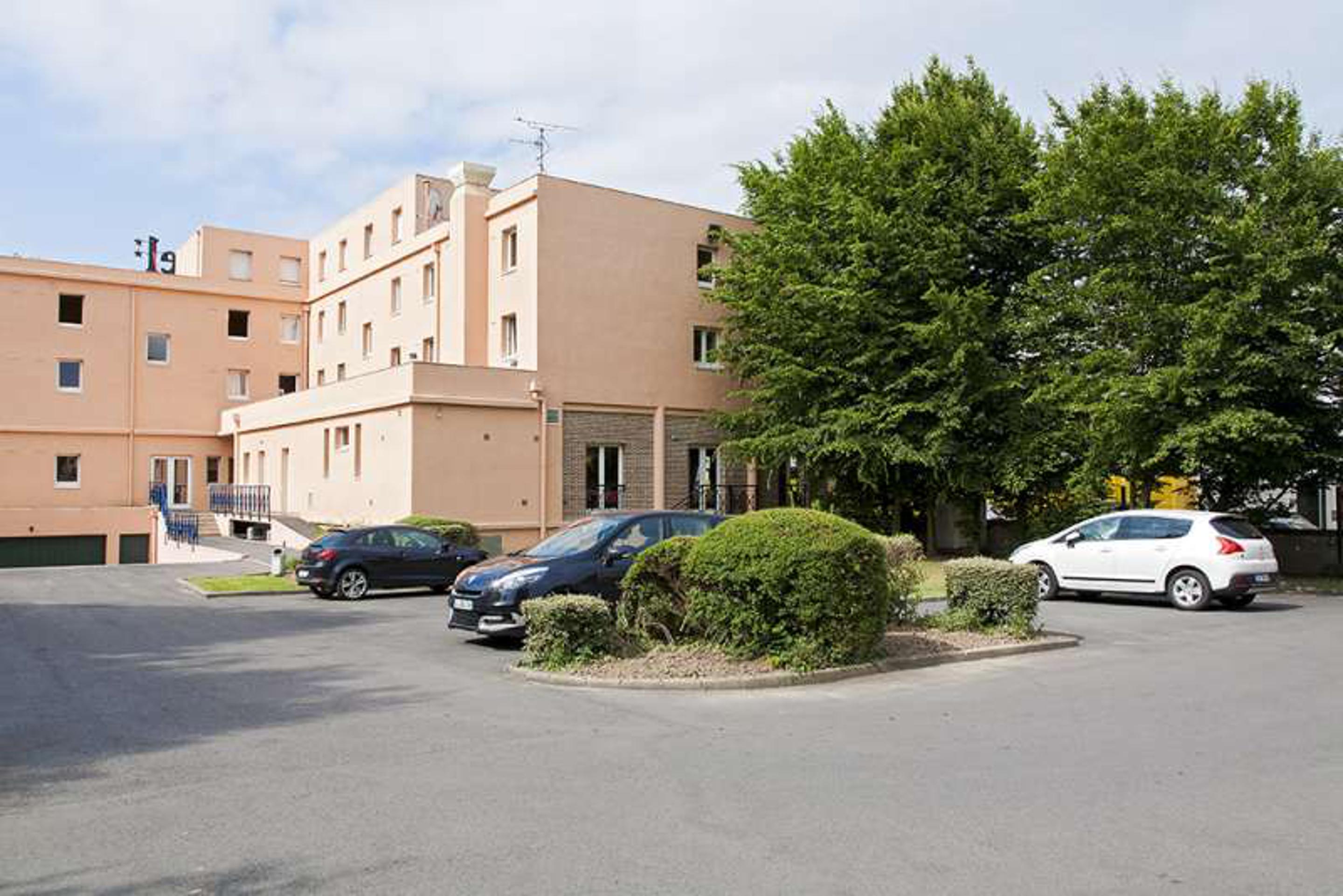 Kyriad Gare - Grand Palais Hotel 3*