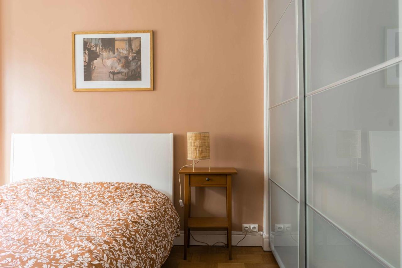 Bright 87m With 3 Large Bay Windows Apartment *