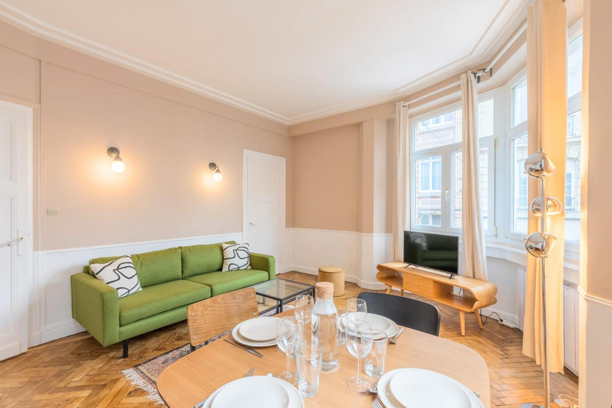 2 Bedroom 2 Min From The Train Stations! *