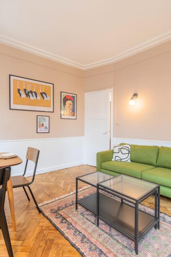 2 Bedroom 2 Min From The Train Stations! Apartment *