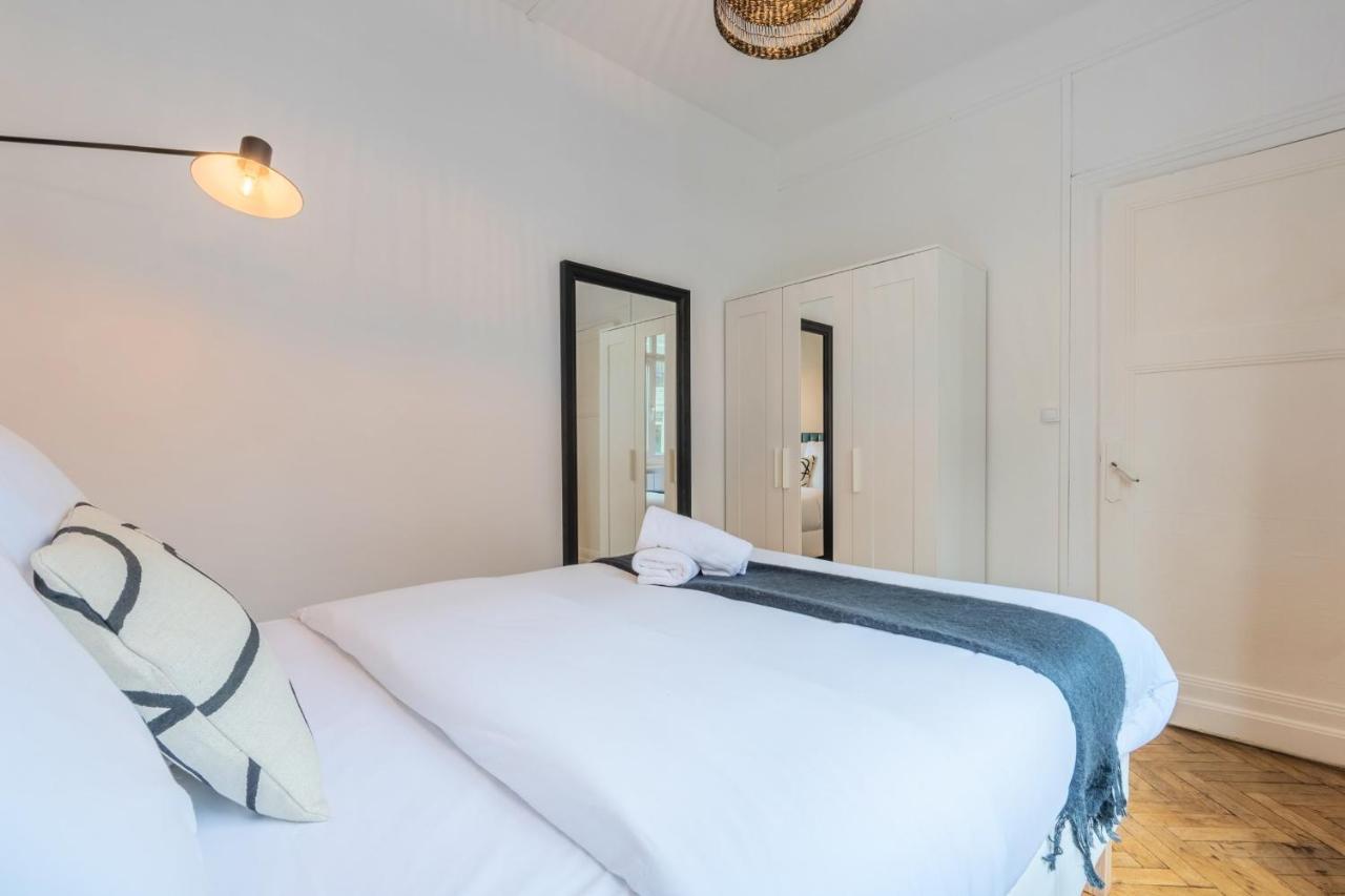 2 Bedroom 2 Min From The Train Stations! Apartment *