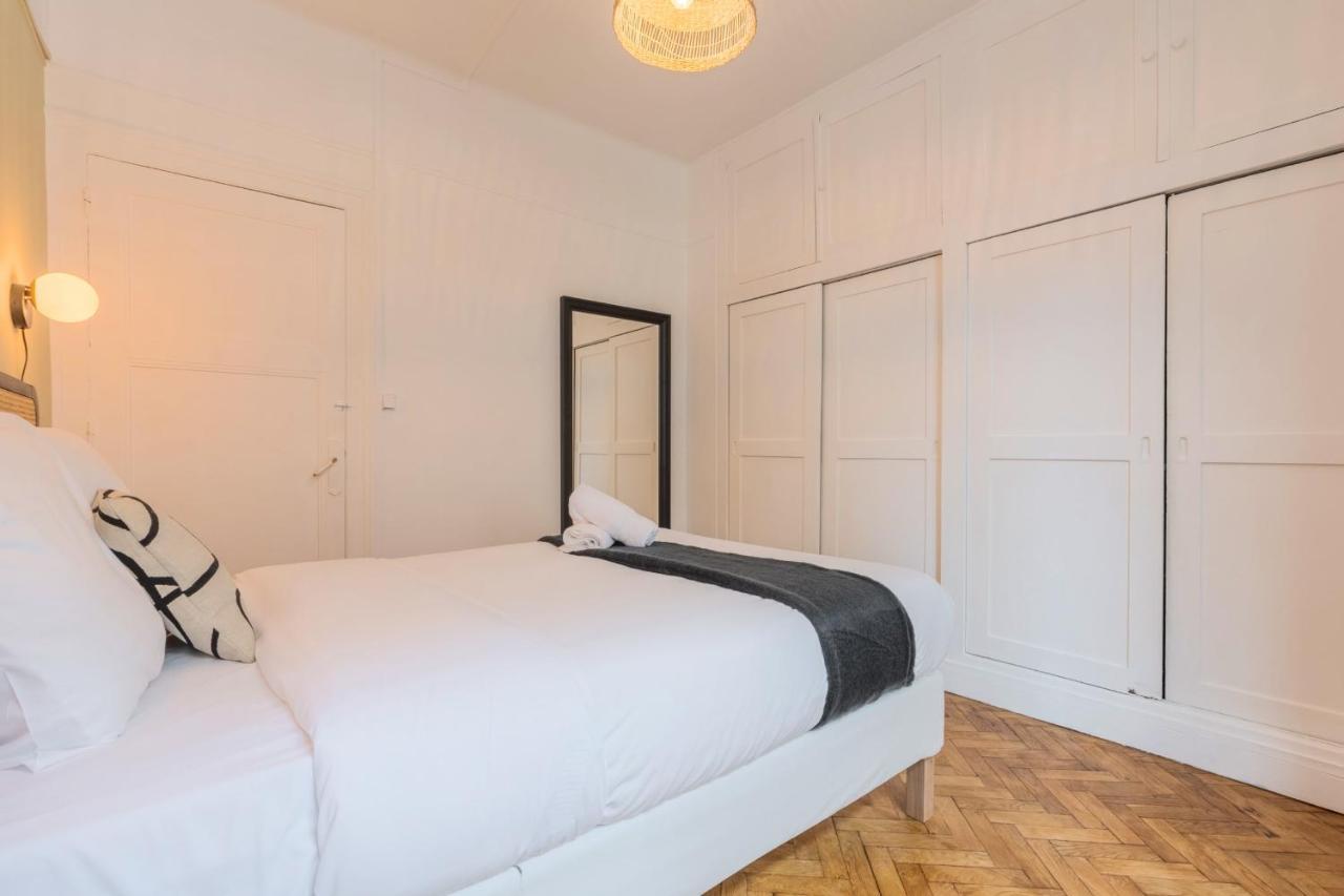 2 Bedroom 2 Min From The Train Stations! *