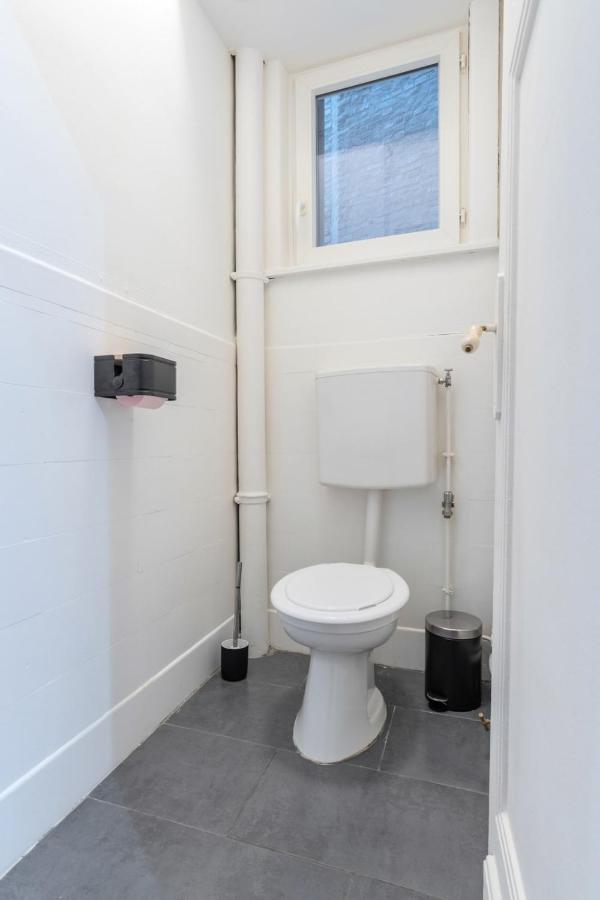 Apartment 2 Bedroom 2 Min From The Train Stations! *