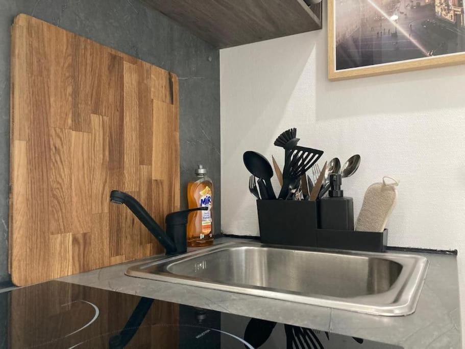 Independante En Face De La Gare Flandres Homestay