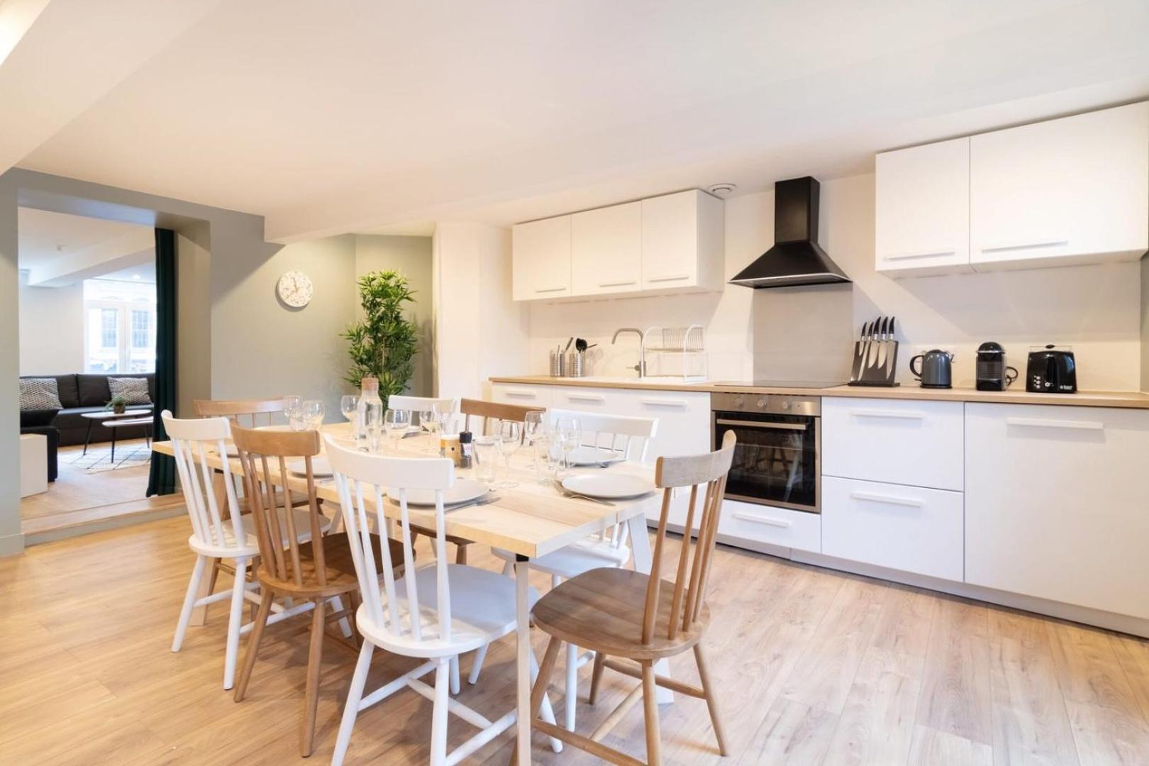 Centre: Fully-equipped Triplex With Terrace *