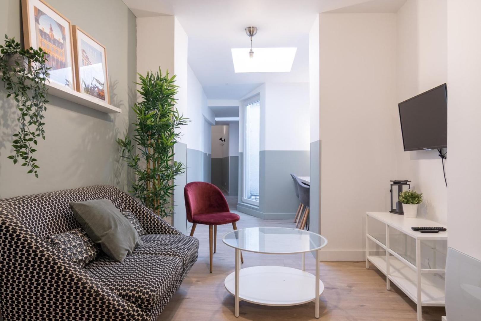 Centre: 2bed 2bath Apartment! *