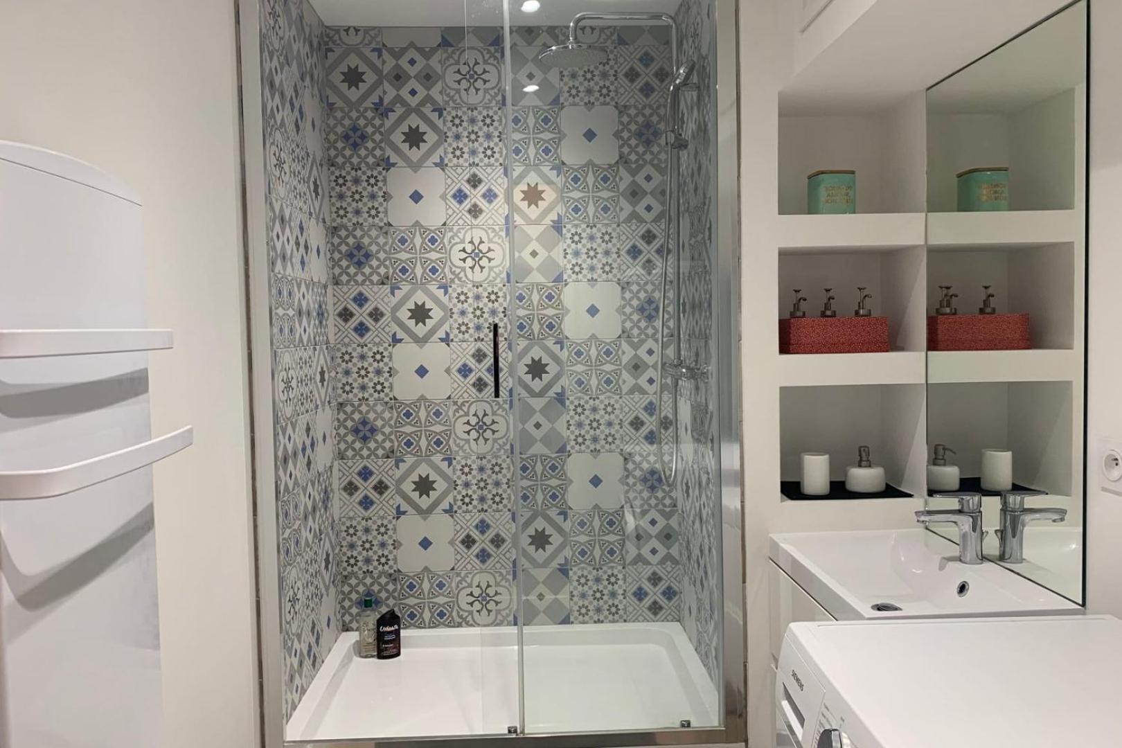 Apartment Centre - Beautiful Bright Apartment!