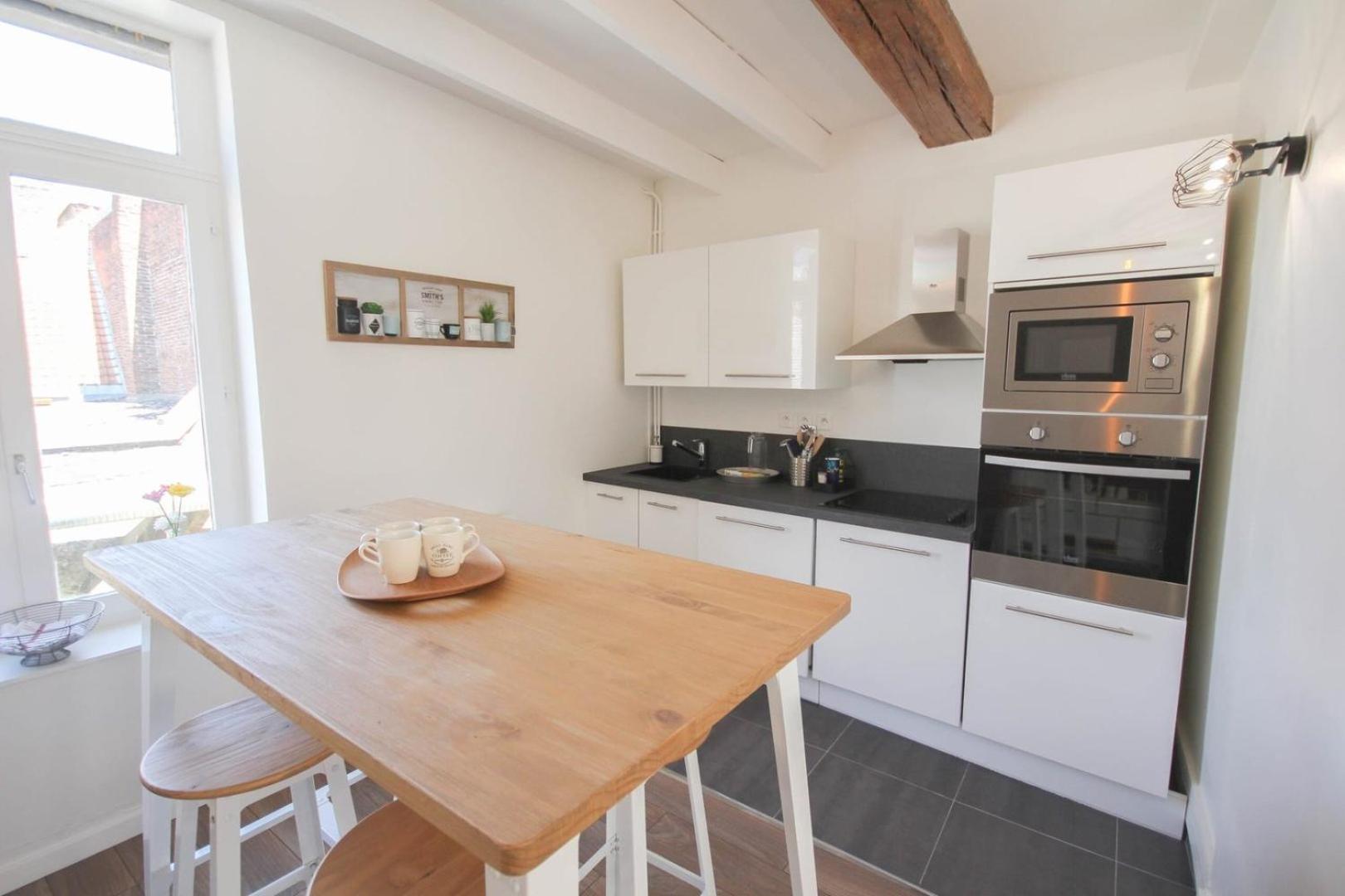 Vieux Lille: Bright, Functional Apartment