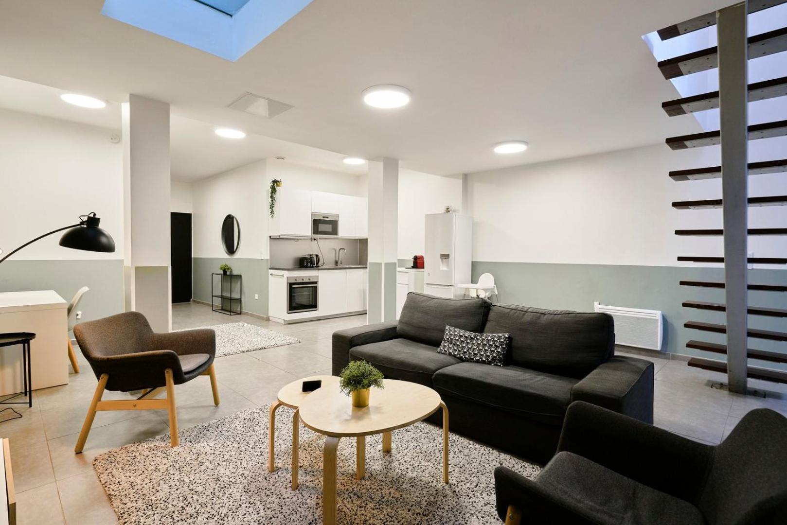 4 Bedroom With Parking ! *