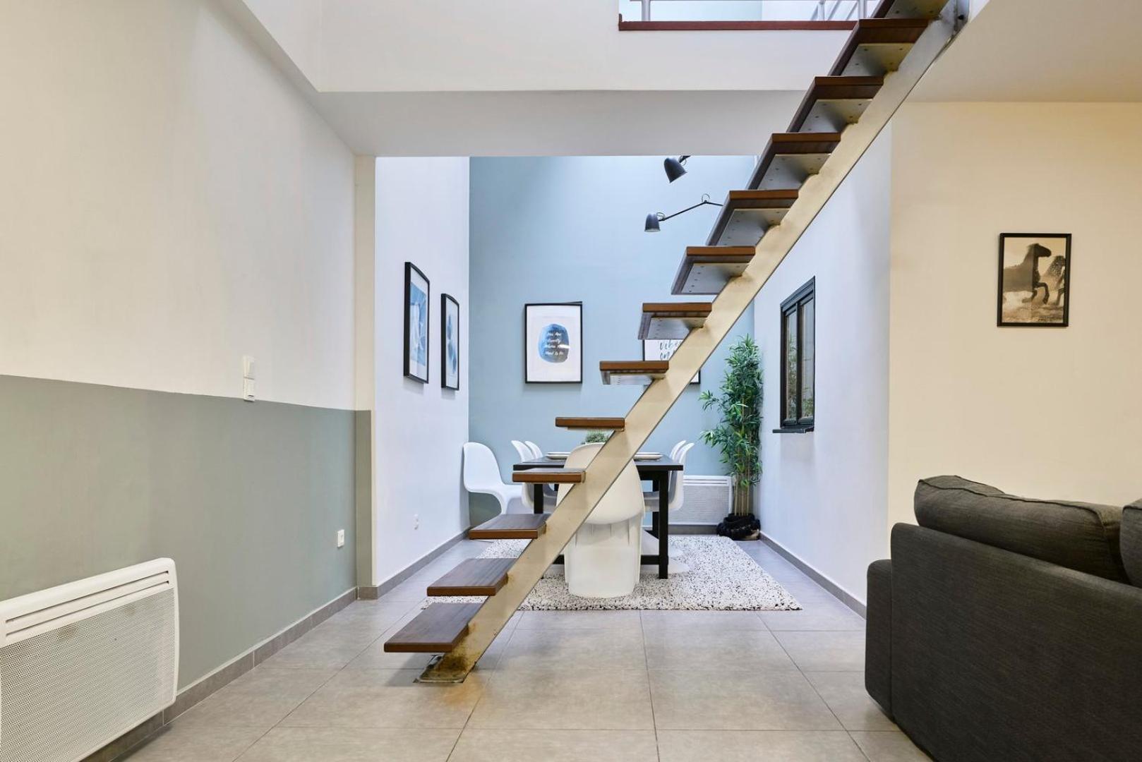 4 Bedroom With Parking ! *