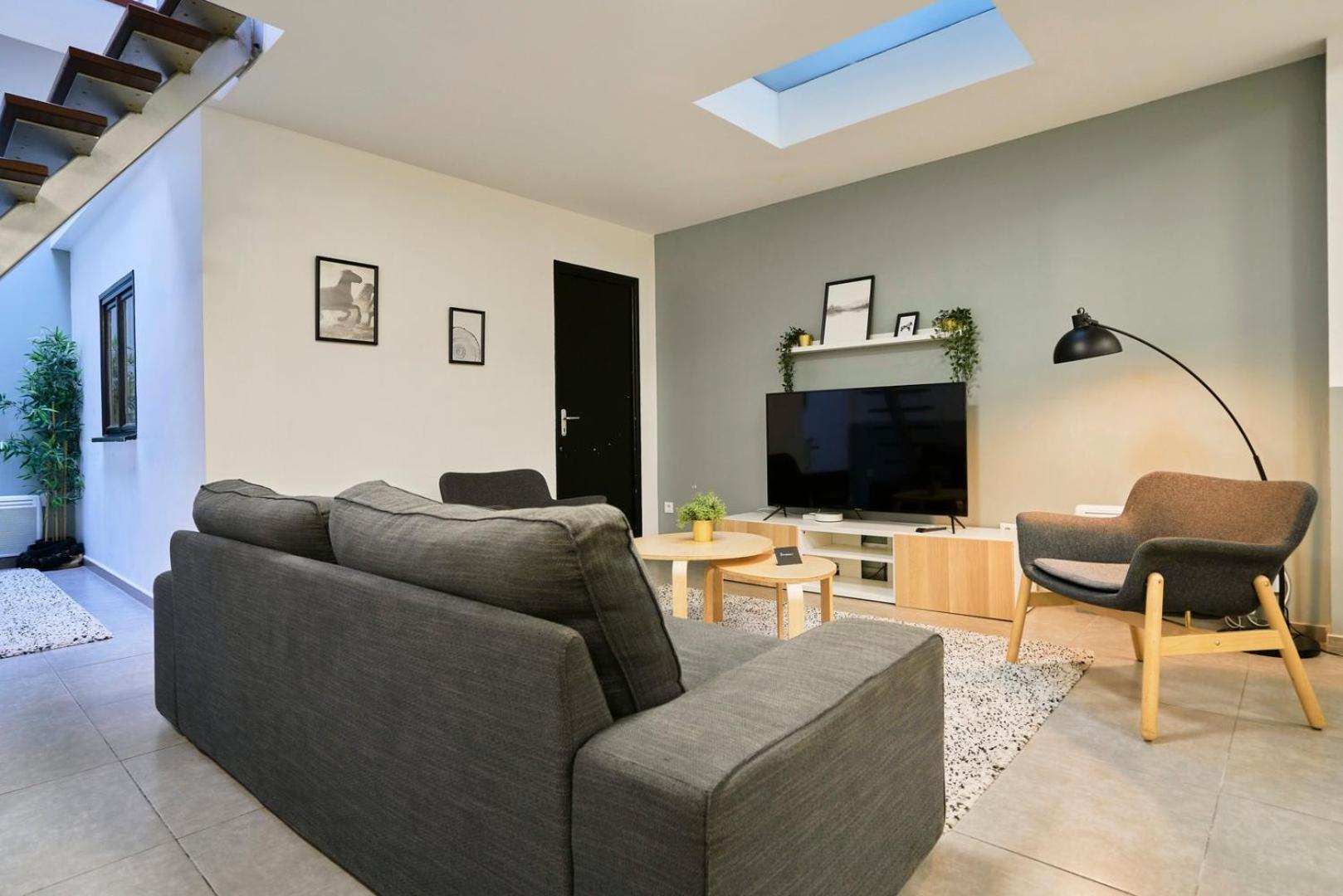 4 Bedroom With Parking ! Apartment *