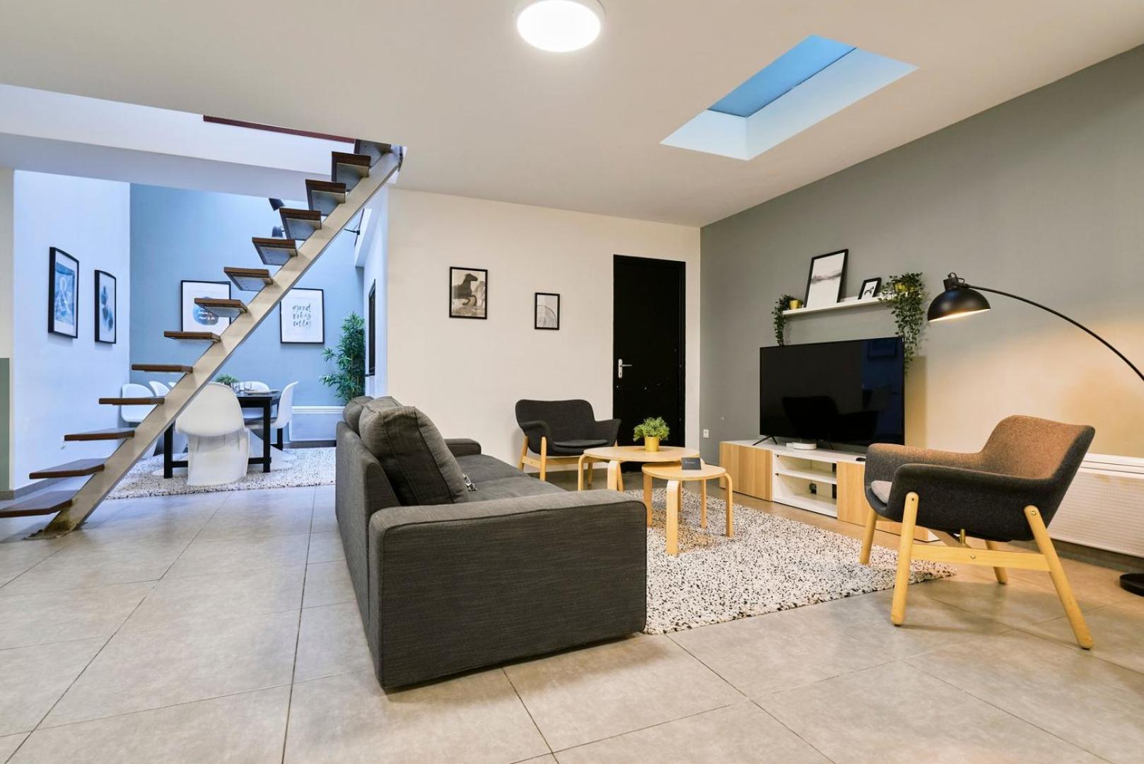 4 Bedroom With Parking ! *