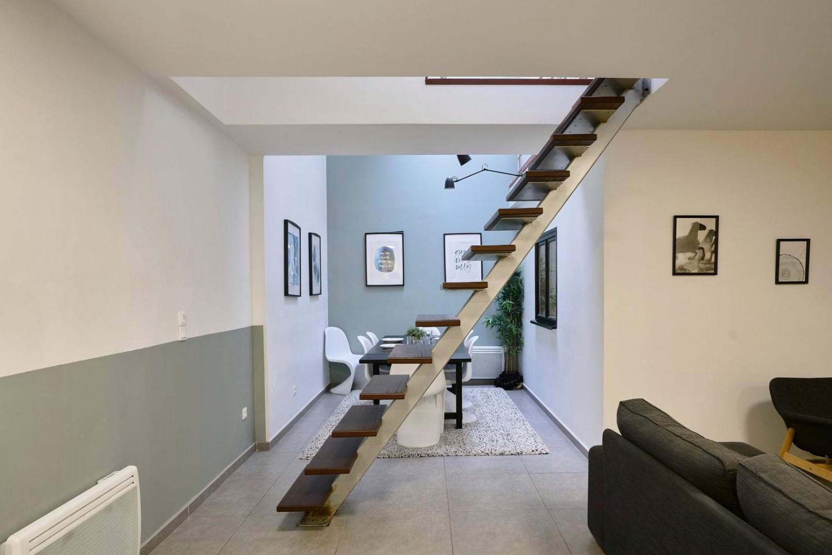 4 Bedroom With Parking ! Apartment *