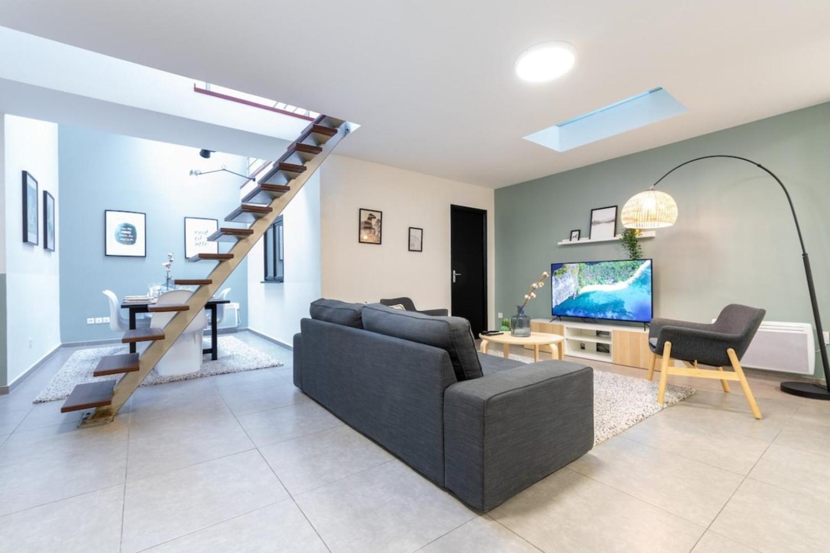 4 Bedroom With Parking ! Apartment *