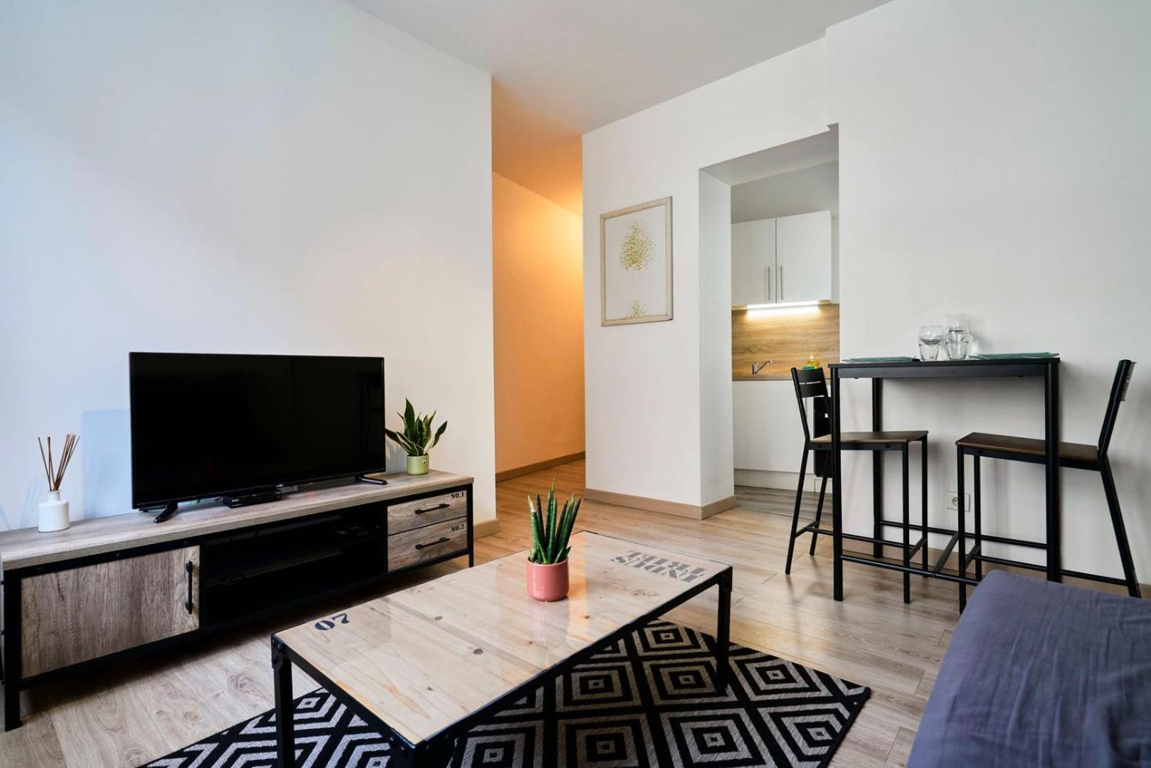 Quiet One-bedroom Flat Close To The Metro Apartment