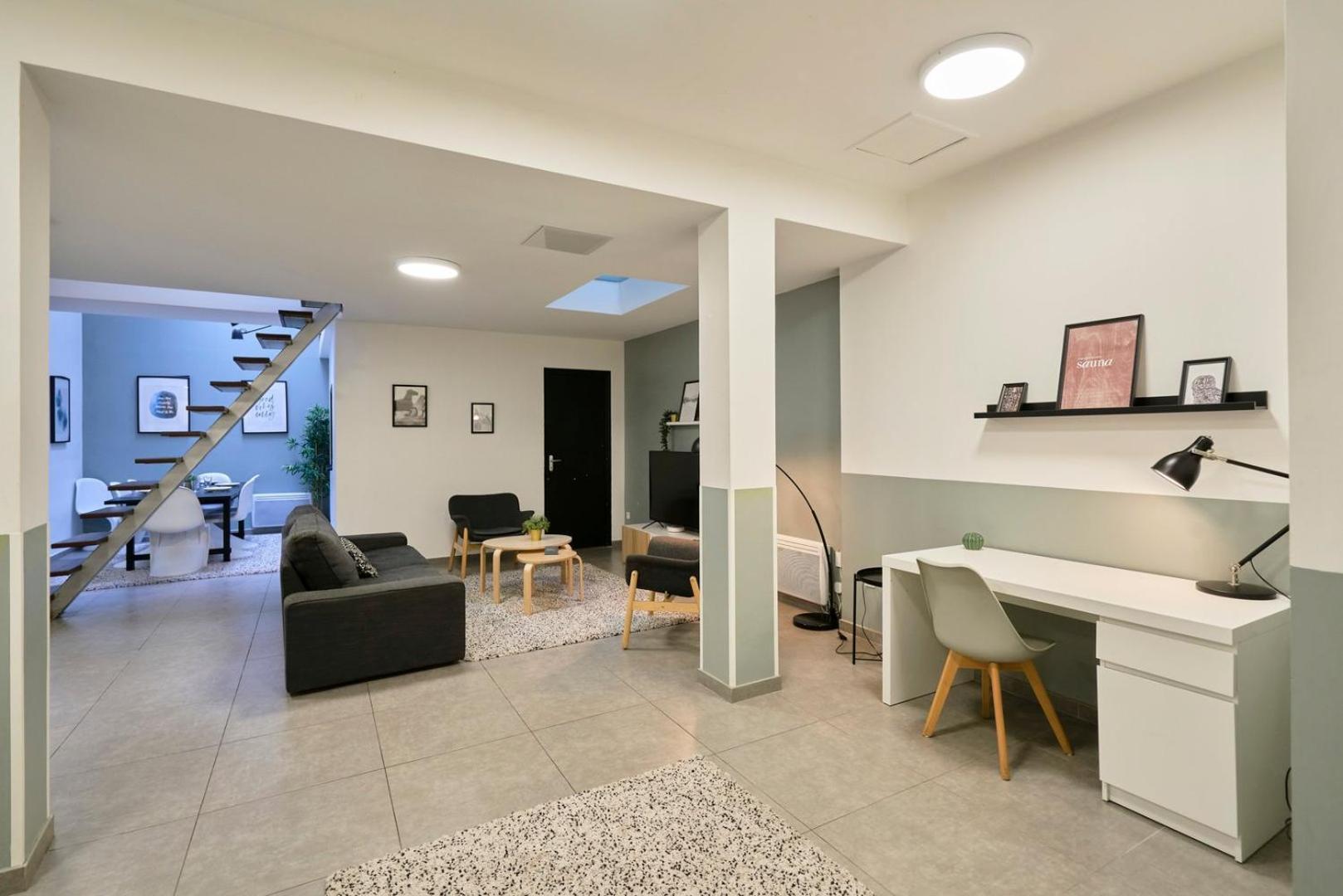 4 Bedroom With Parking ! Appartement *