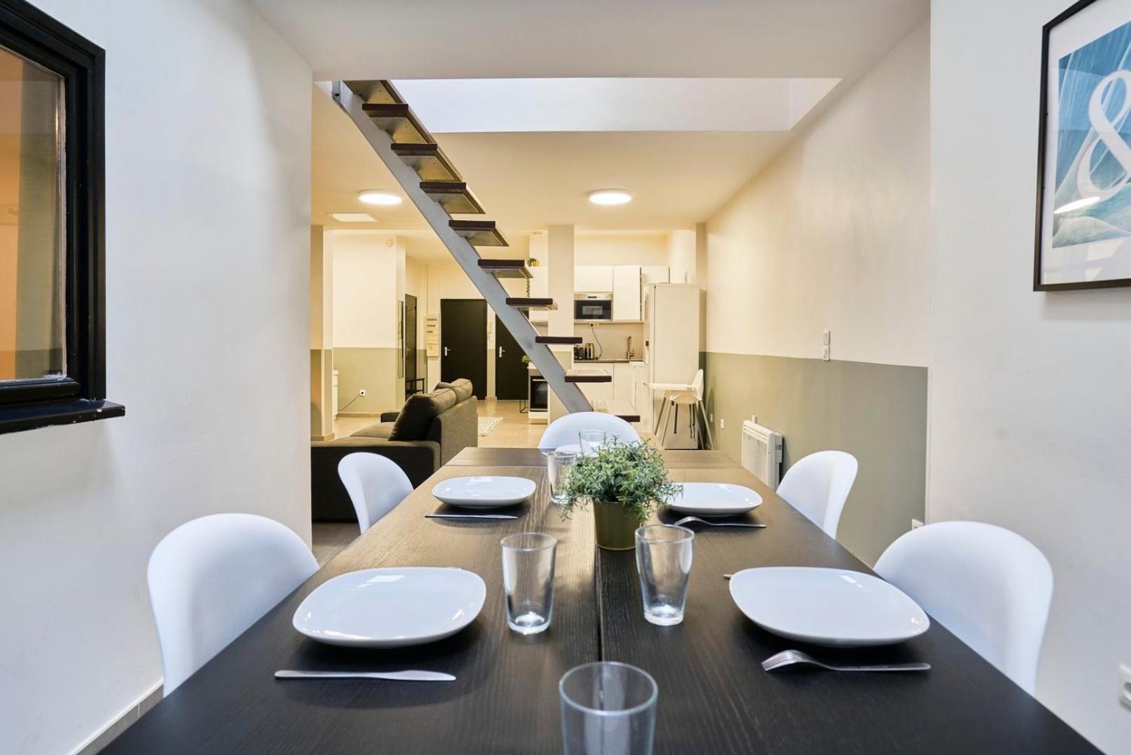 4 Bedroom With Parking ! Apartment
