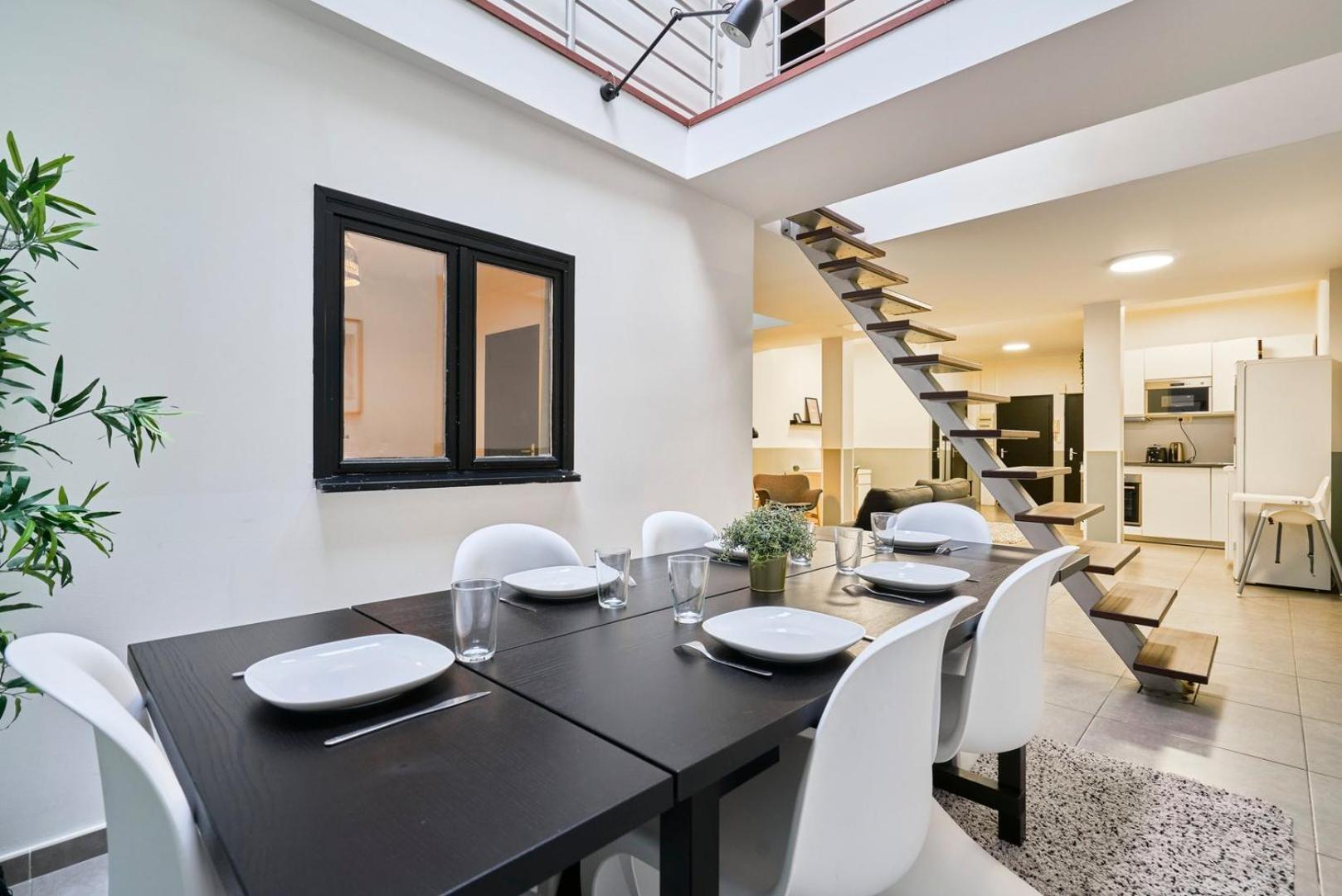 4 Bedroom With Parking ! Apartment *