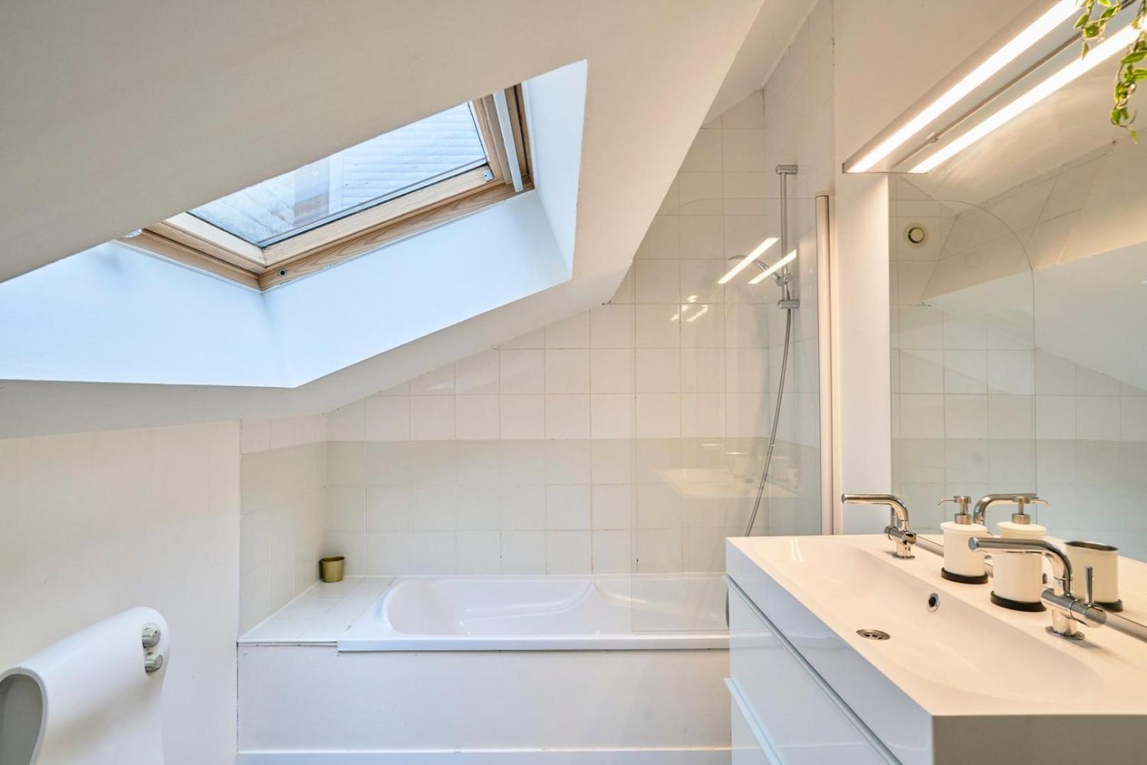 Appartement 4 Bedroom With Parking ! Rijsel
