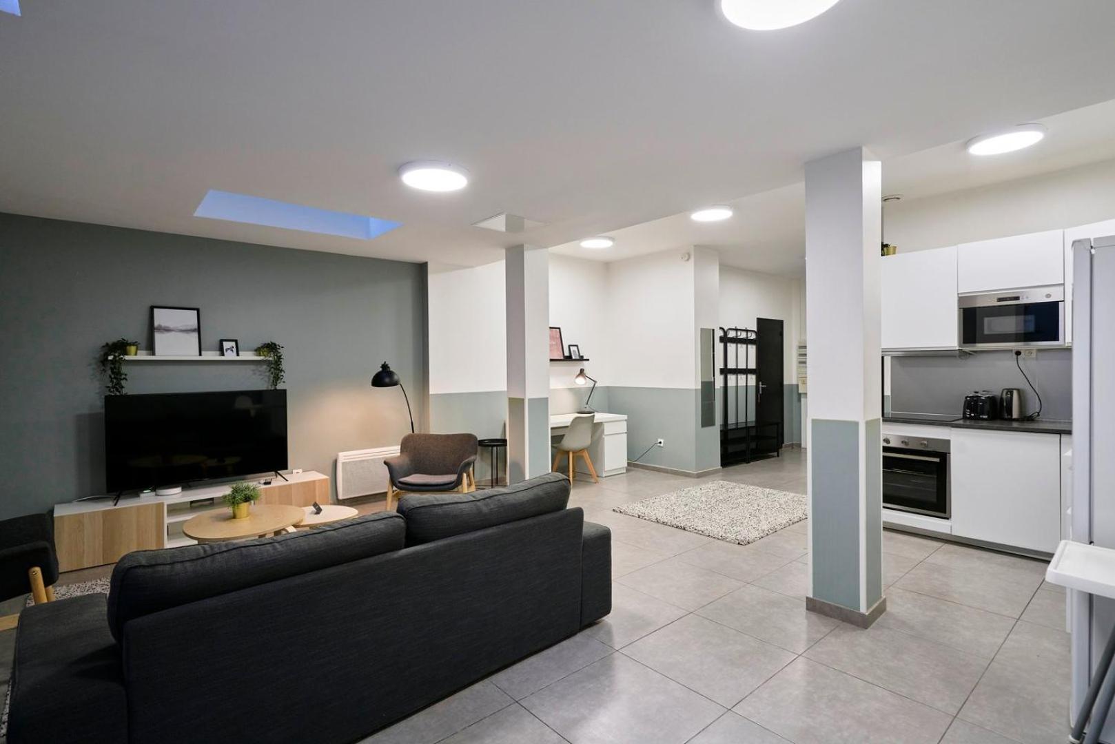 4 Bedroom With Parking ! *