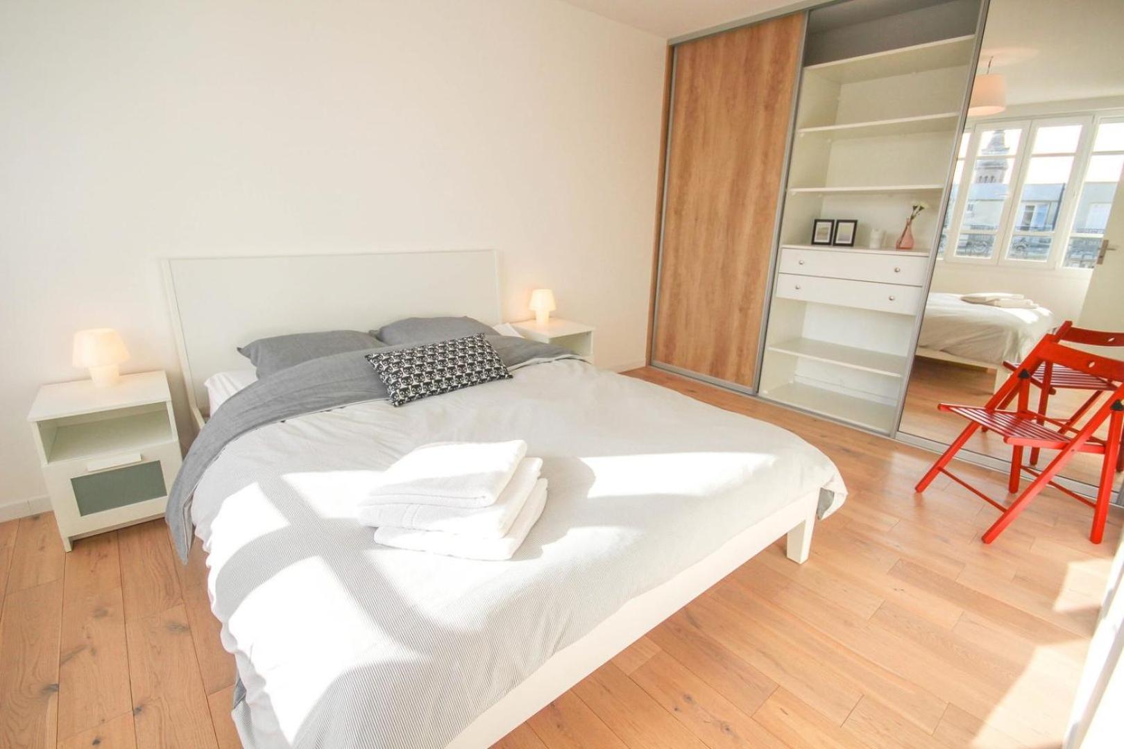 Republique-nice And Bright Flat With Balcony