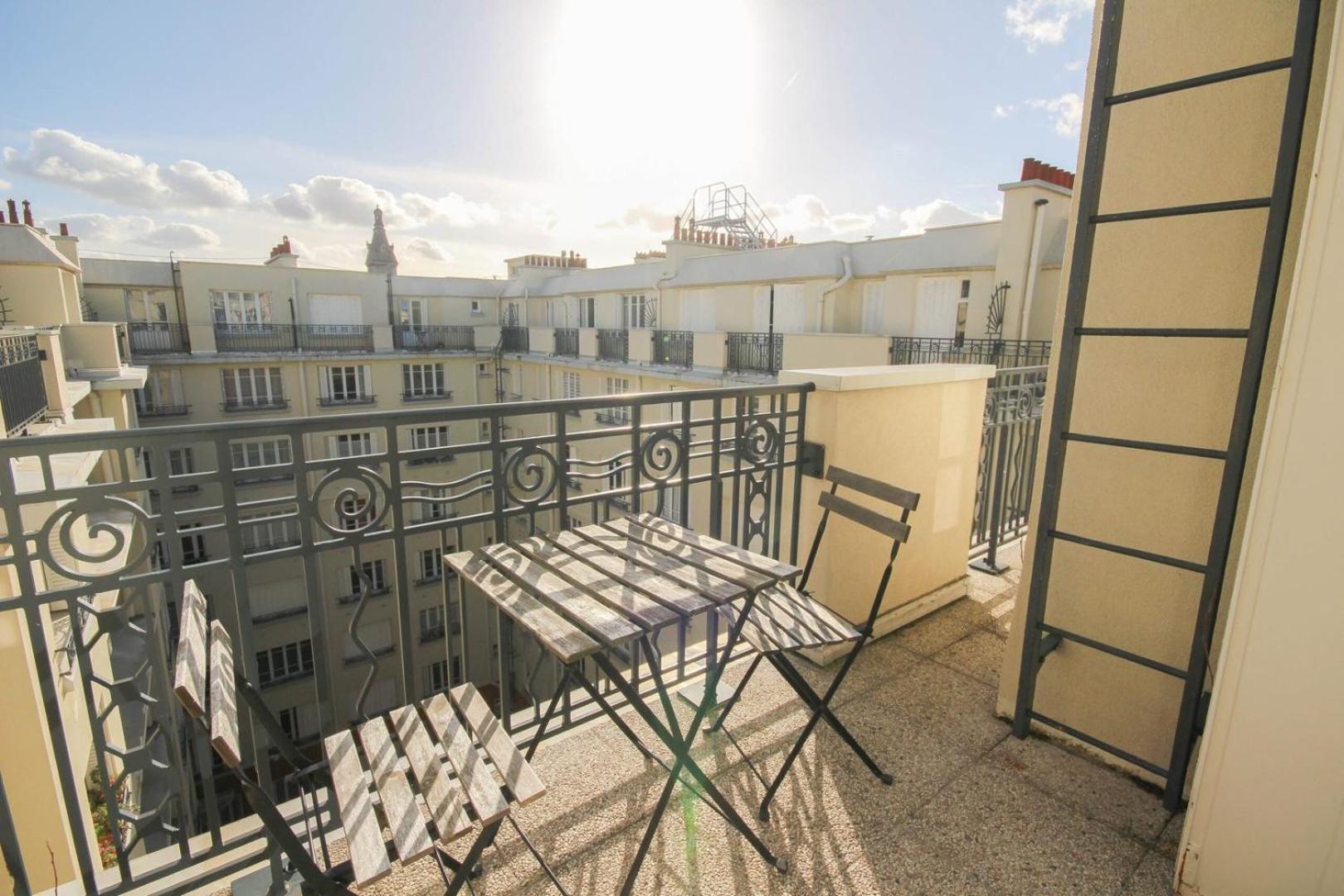 Republique-nice And Bright Flat With Balcony