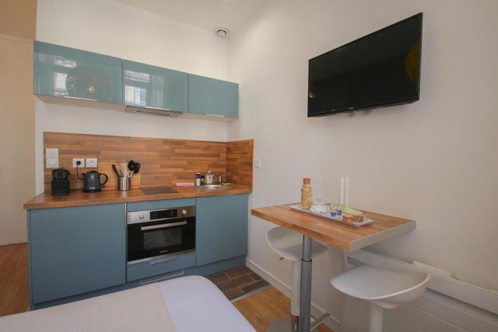 Grand Place - And Equipped Studio!