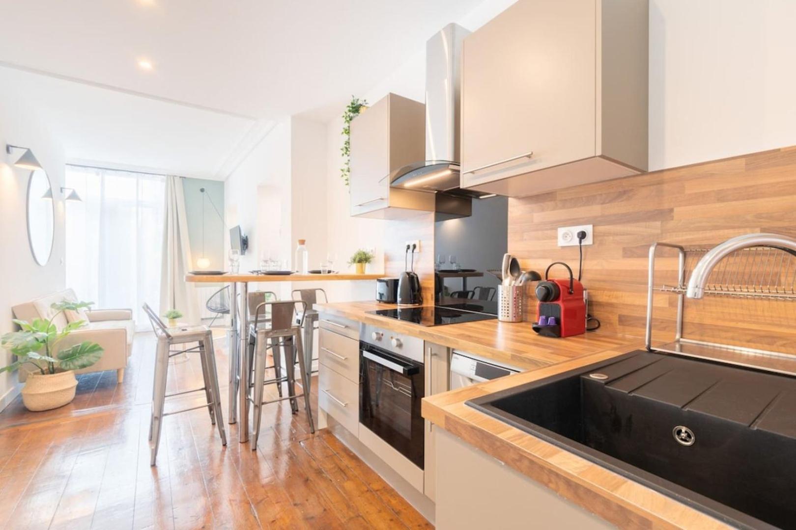 Renovated 3bed 2bath Apartment *