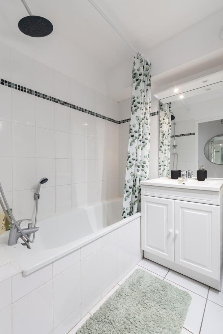 Spacious With Parking And Balcony! Apartment *