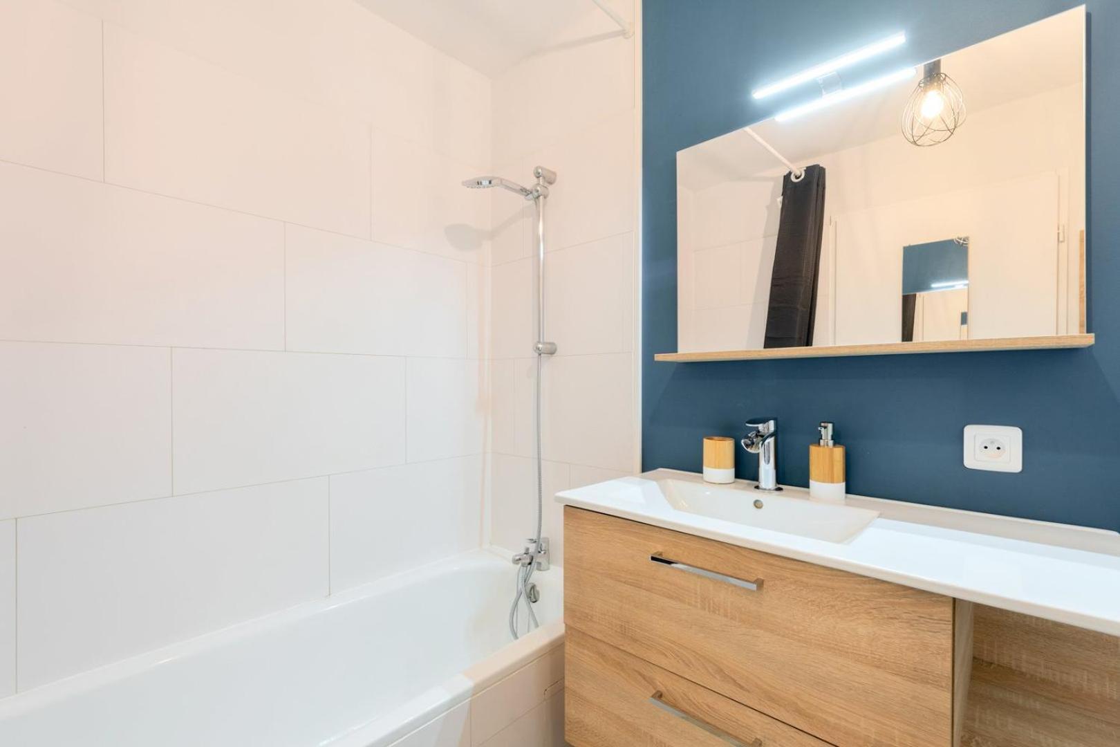 Lille, Fully-equipped With Parking Space Apartment