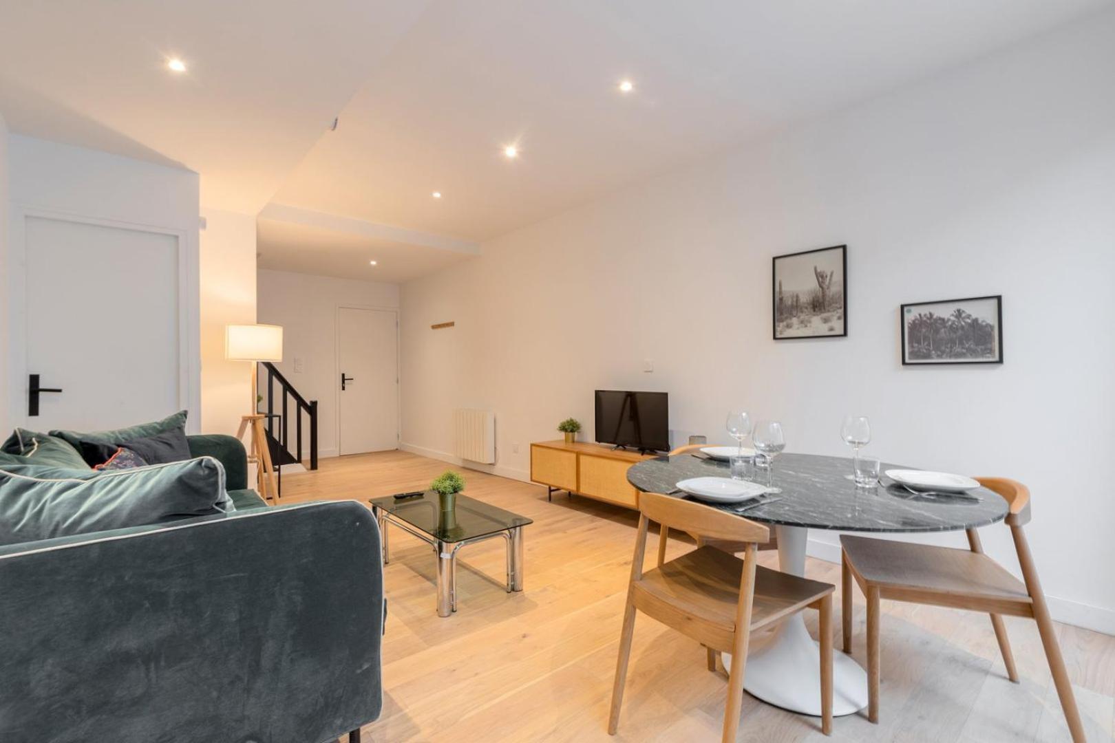 Fully Equipped Duplex With Exterior And Parking !