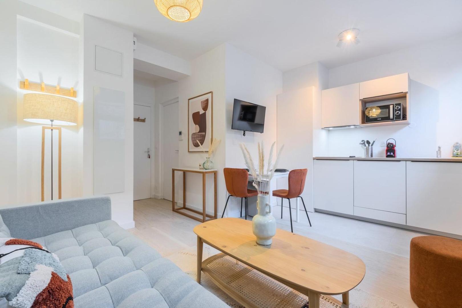 Renovated 1 Bedroom Appartement *
