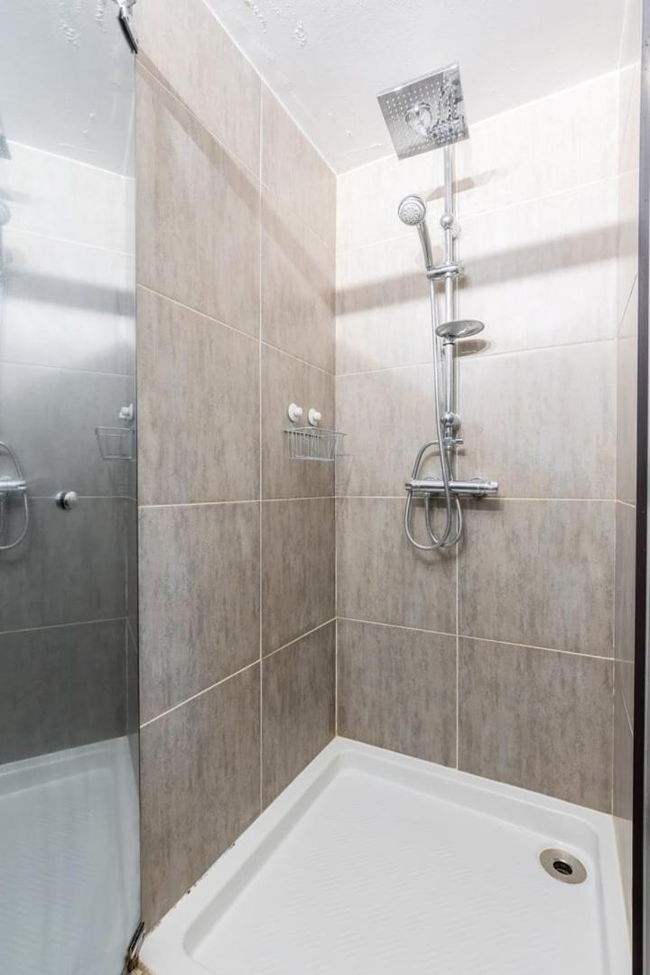Apartment Spacious W Private Parking In Old