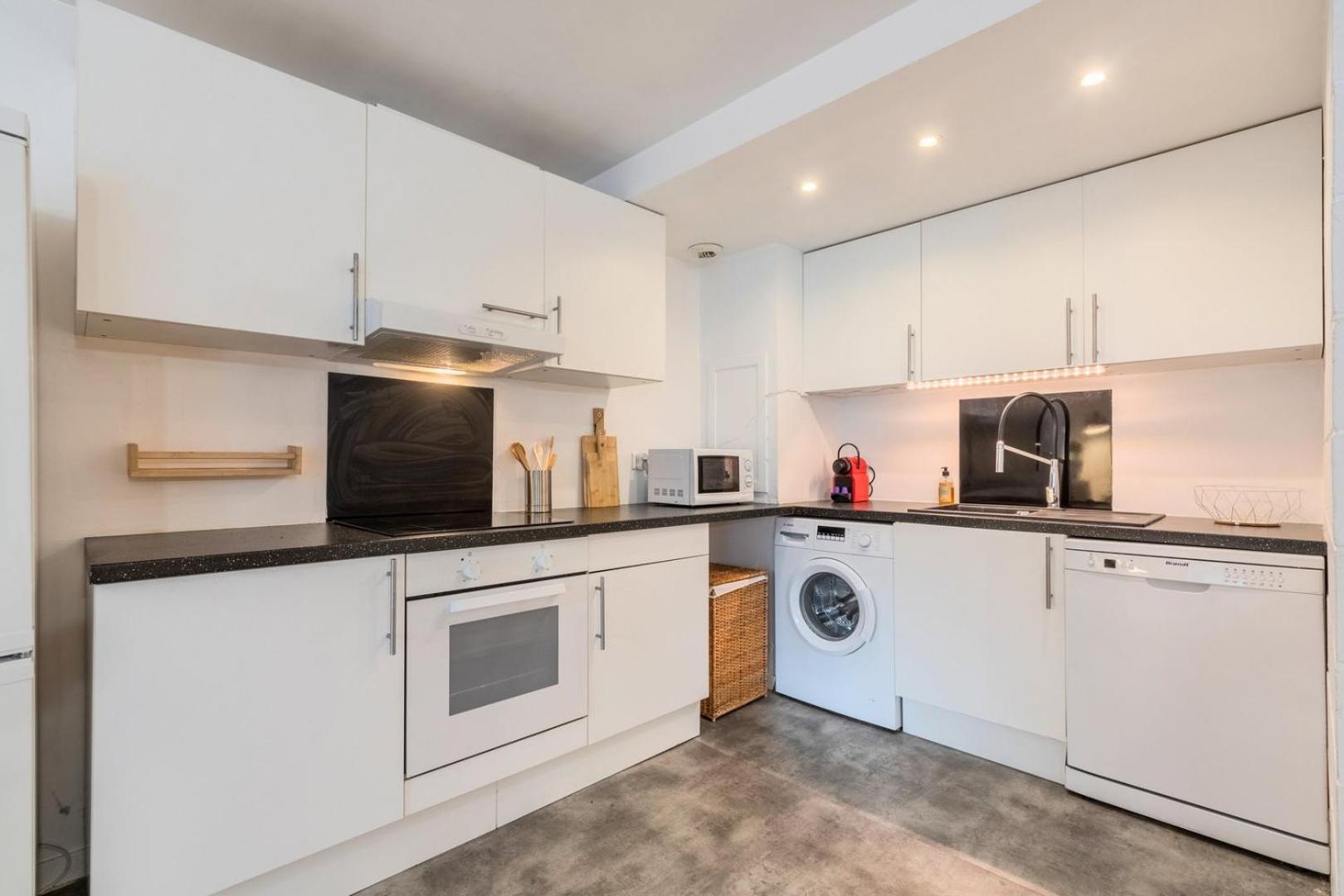 Spacious W Private Parking In Old