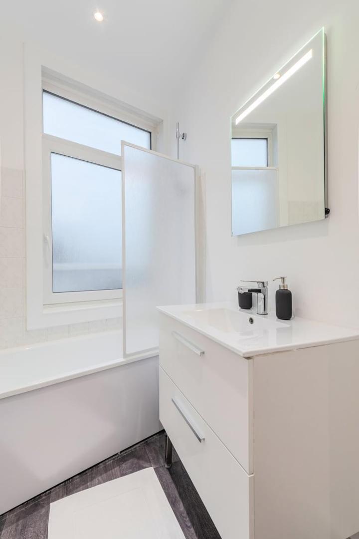 For 4 In Front Of Flandres Station Apartment