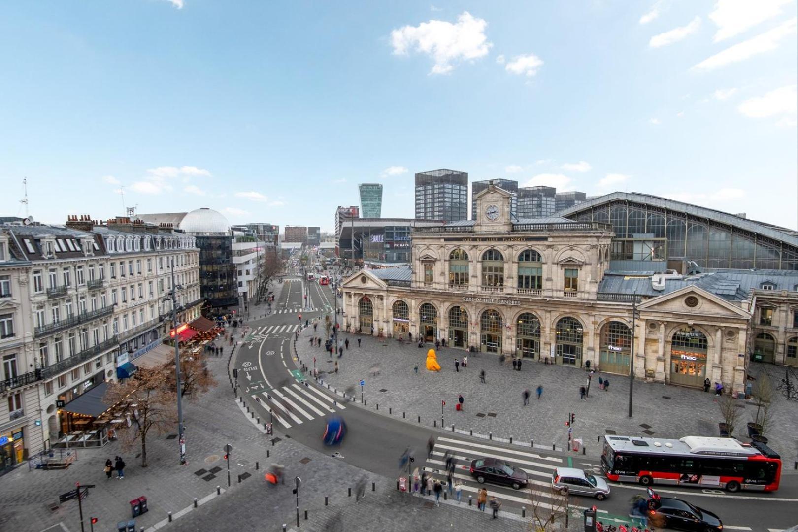 For 4 In Front Of Flandres Station