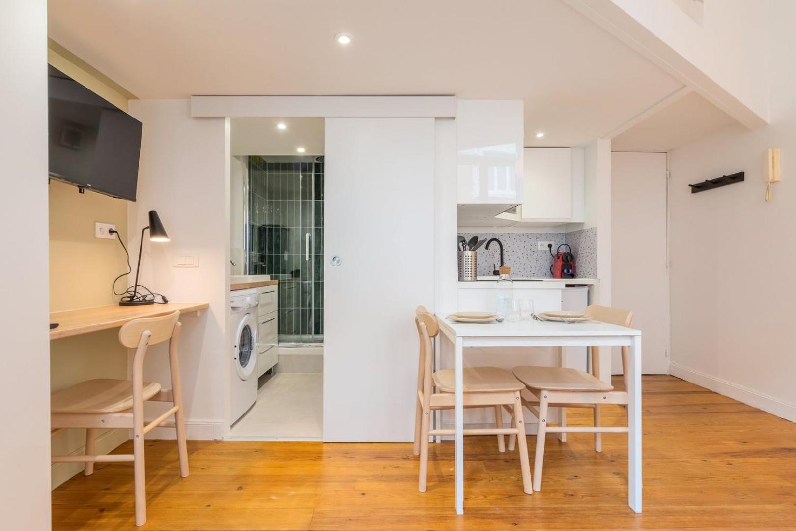 Charming Renovated And Bright In The Center