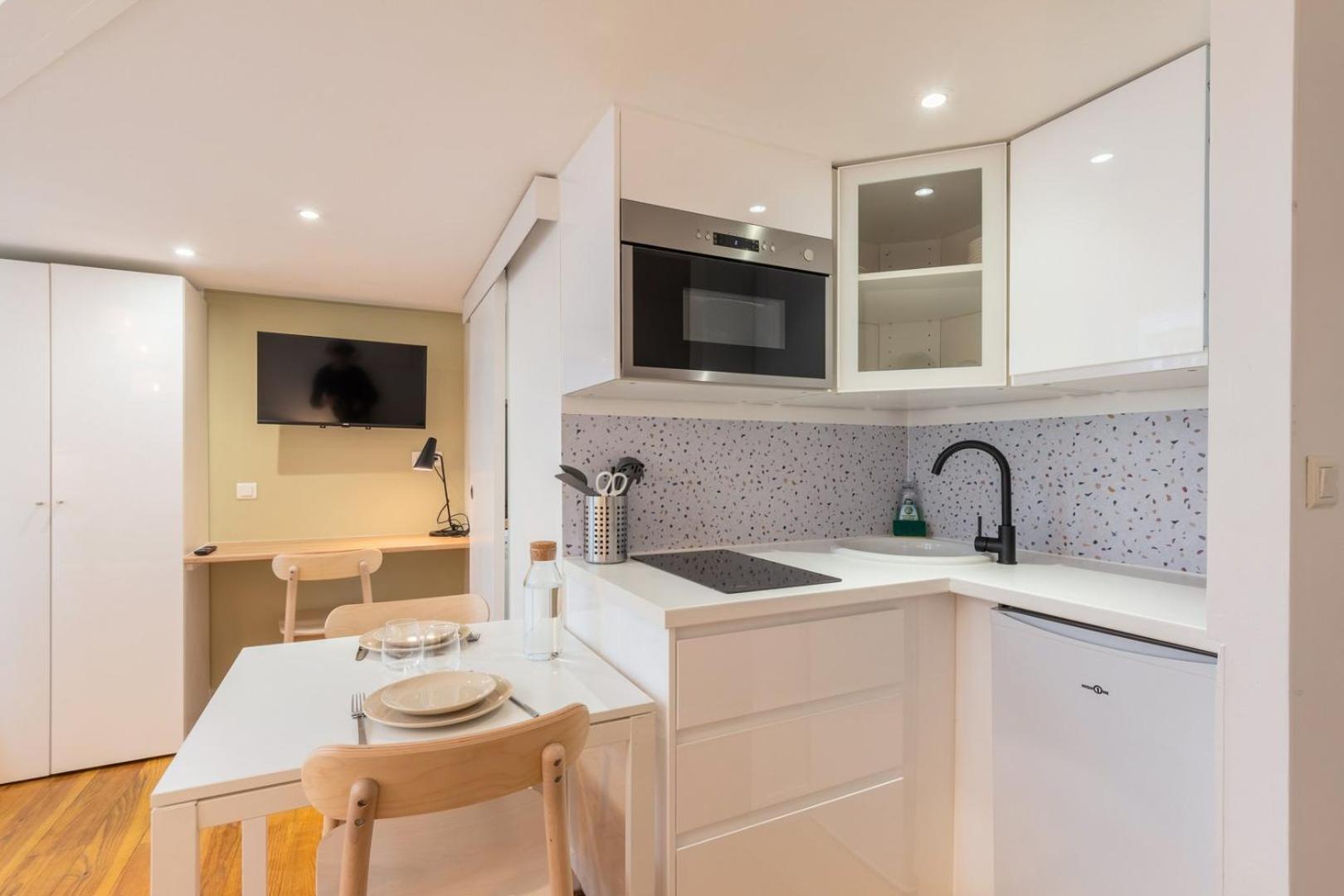 Charming Renovated And Bright In The Center