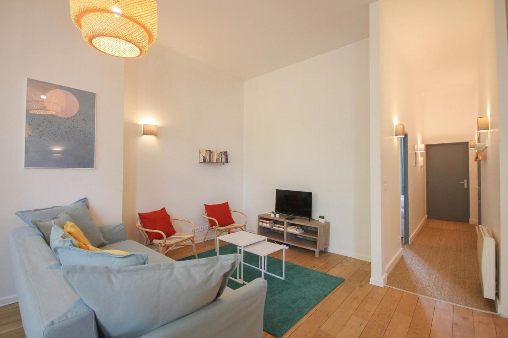 2-bedroom Flat + Private Car Park. Apartment