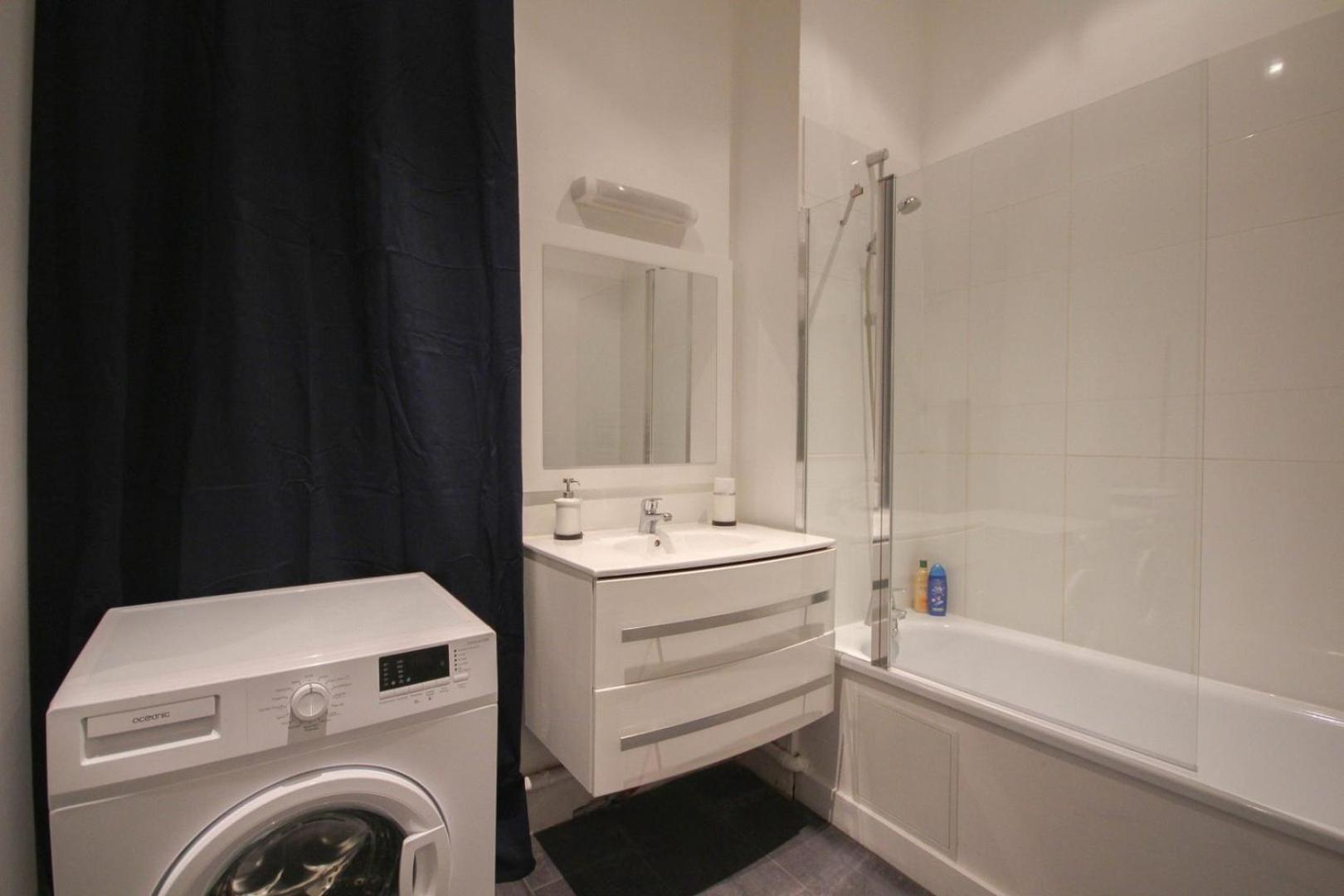 2-bedroom Flat + Private Car Park. Apartment *