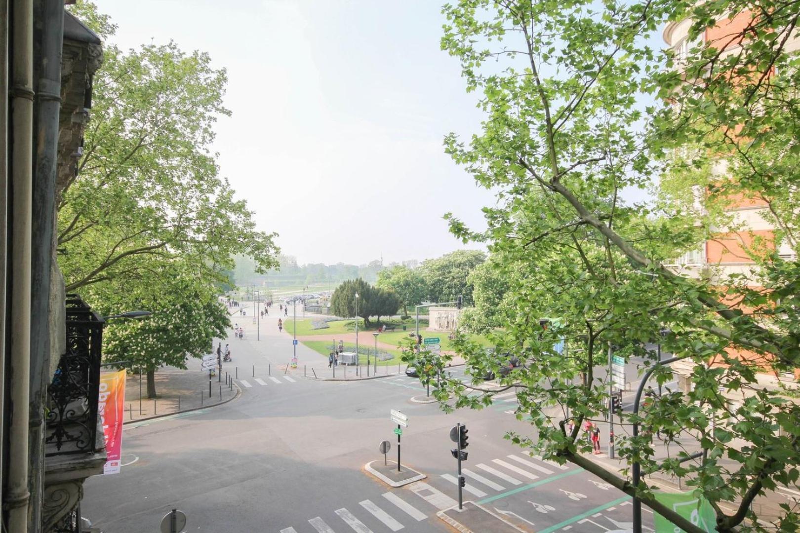 2-bedroom Flat + Private Car Park. Apartment *