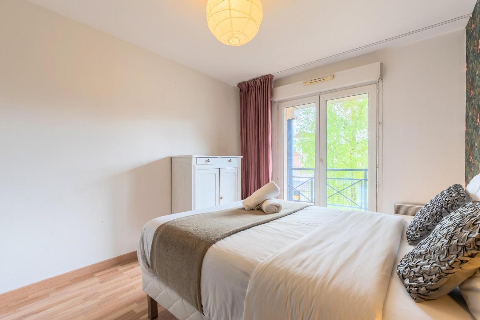 Calm Flat Ideally Located In Old + Parking!