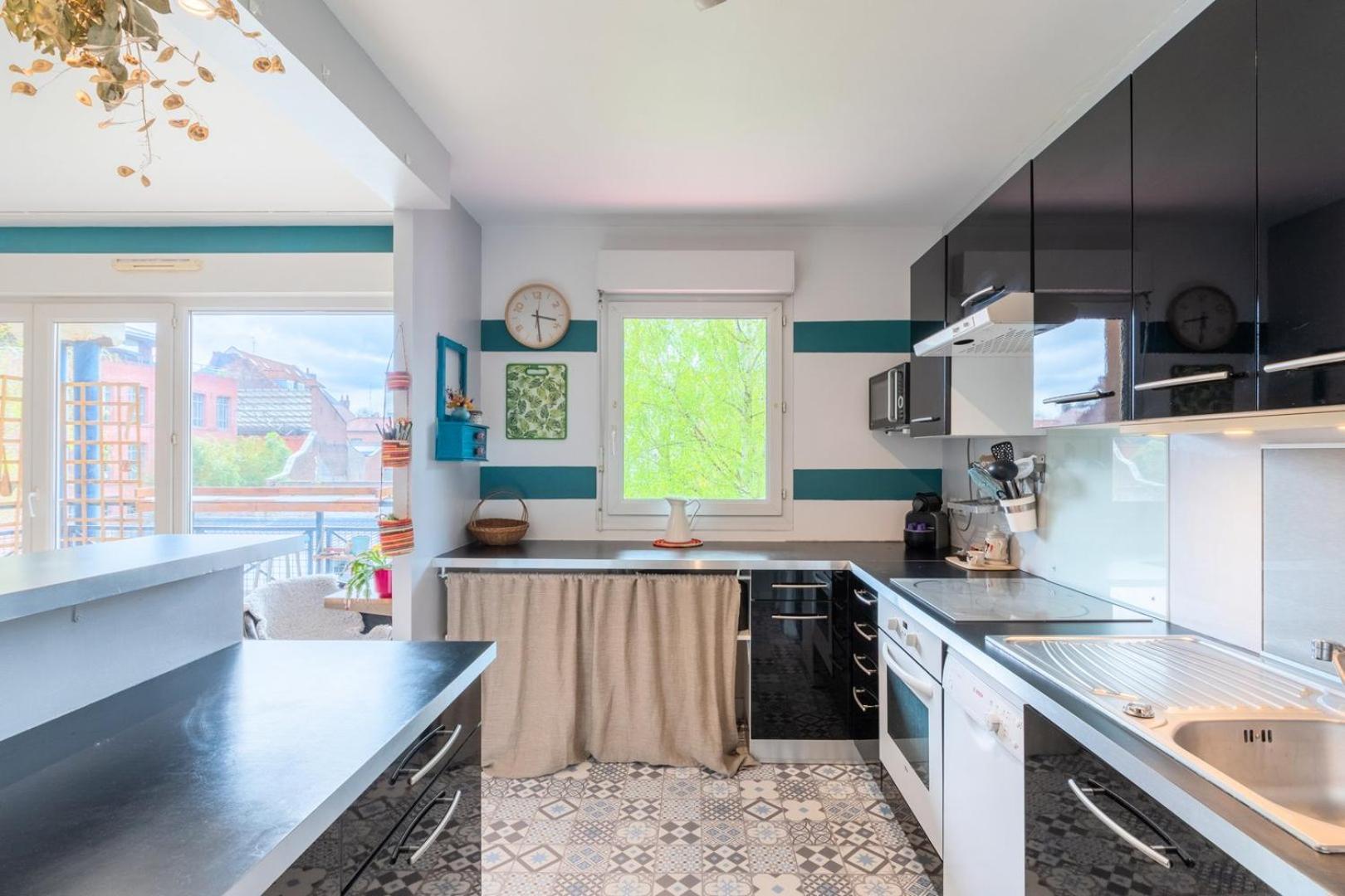 Calm Flat Ideally Located In Old + Parking! *