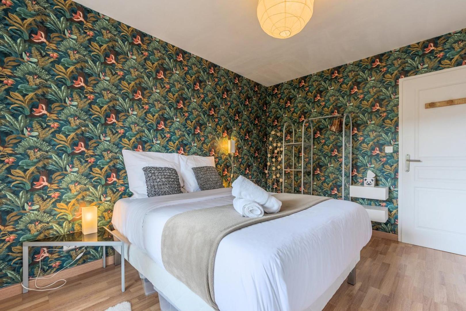 Calm Flat Ideally Located In Old + Parking! *