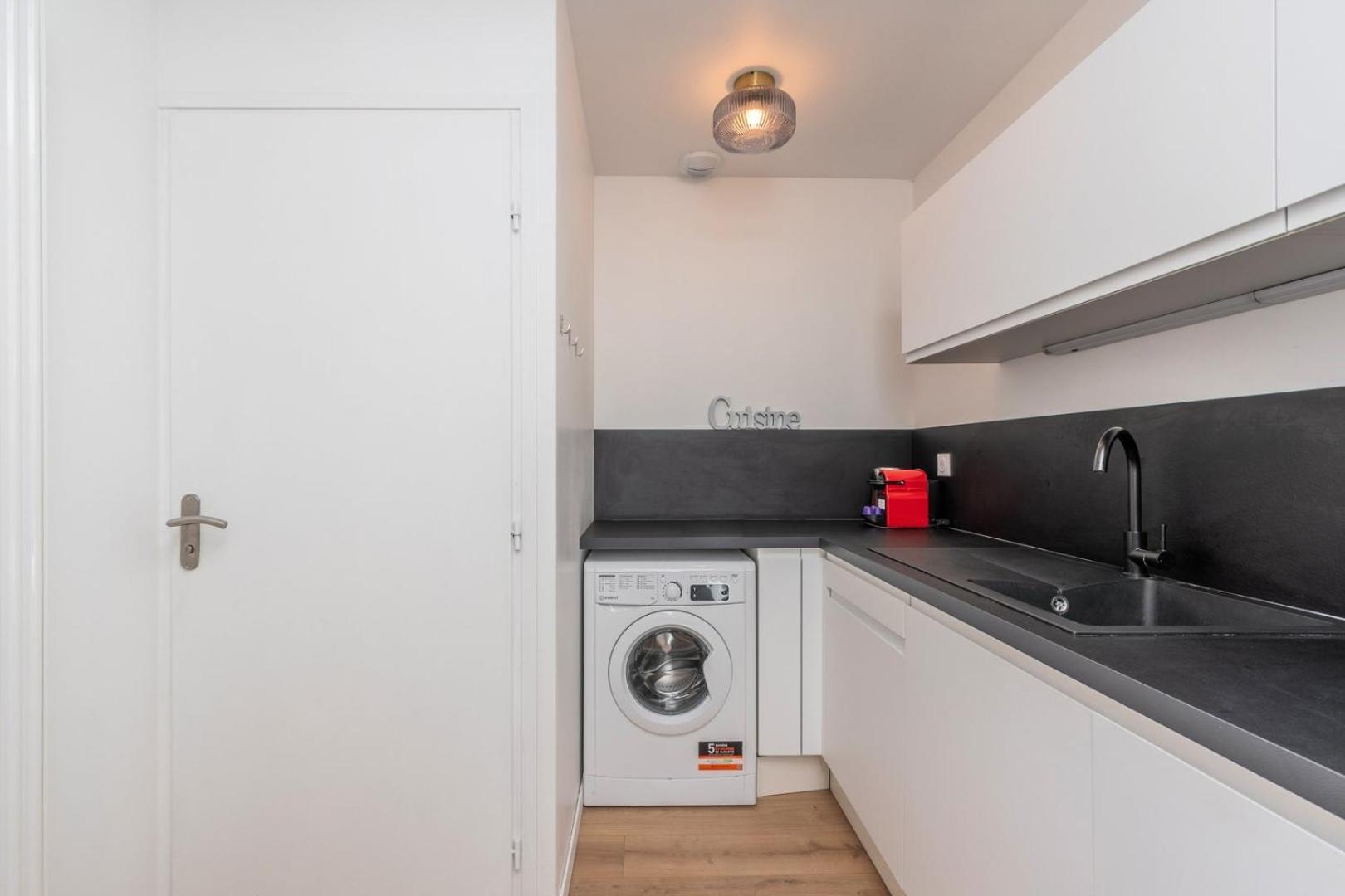 2 Bedroom House W/ Terrace, Near Train Stations & Metro Casa de hóspedes *