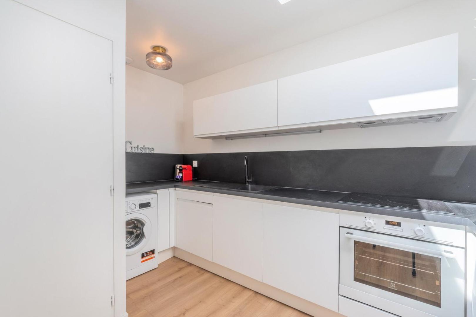 2 Bedroom House W/ Terrace, Near Train Stations & Metro *