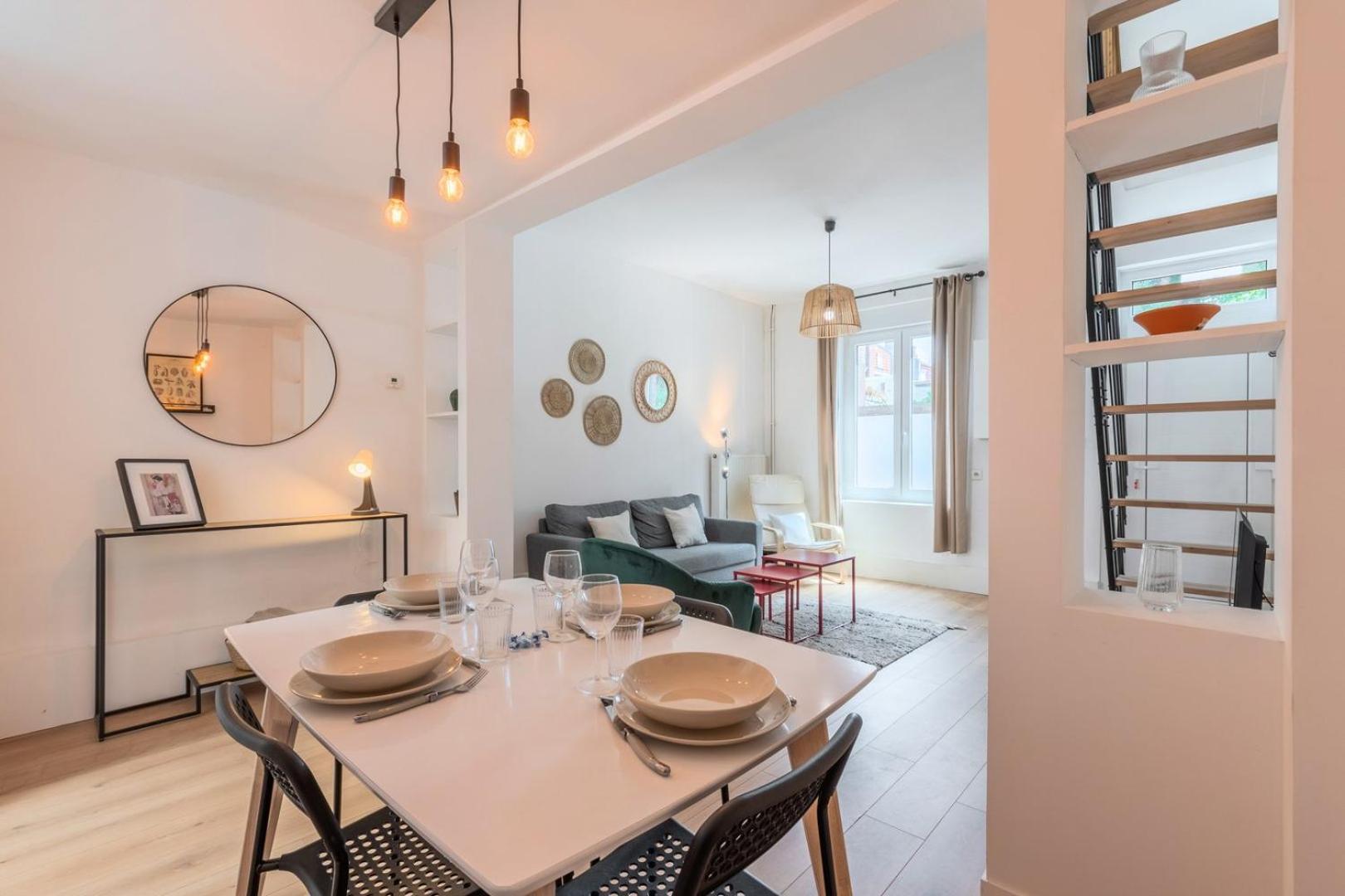 2 Bedroom House W/ Terrace, Near Train Stations & Metro Casa de hóspedes