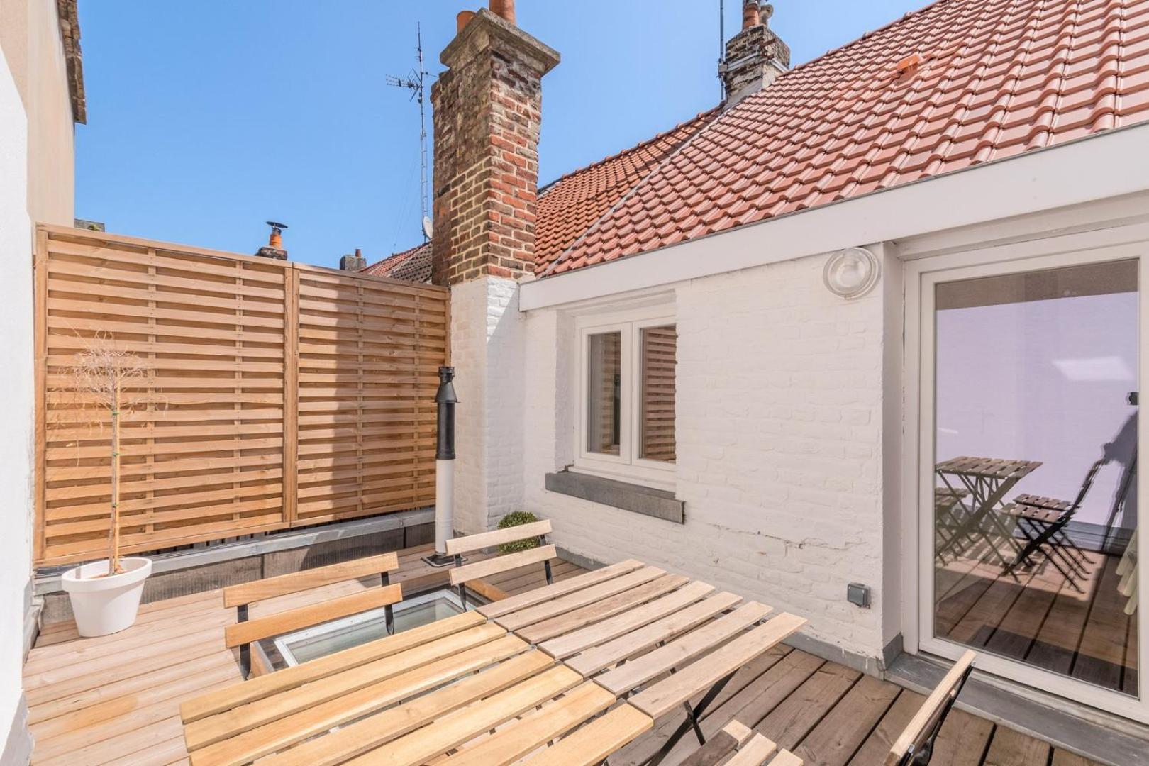 Casa de hóspedes 2 Bedroom House W/ Terrace, Near Train Stations & Metro *