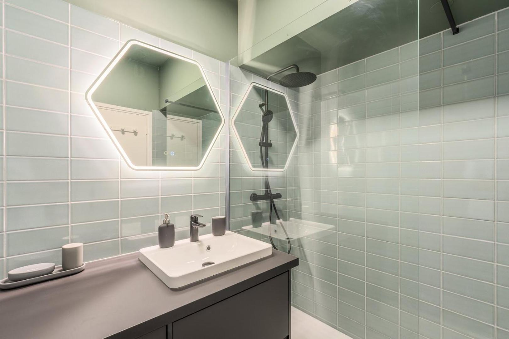 Charming 2 Bedroom - Old Appartement